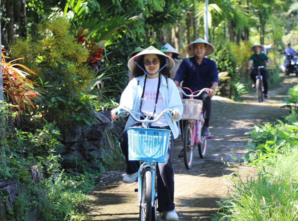 Du khách đạp xe dạo quanh làng cổ Lộc Yên, khám phá nét bình yên và cảnh sắc mộc mạc của vùng quê xứ Quảng. Ảnh: XUÂN QUỲNH