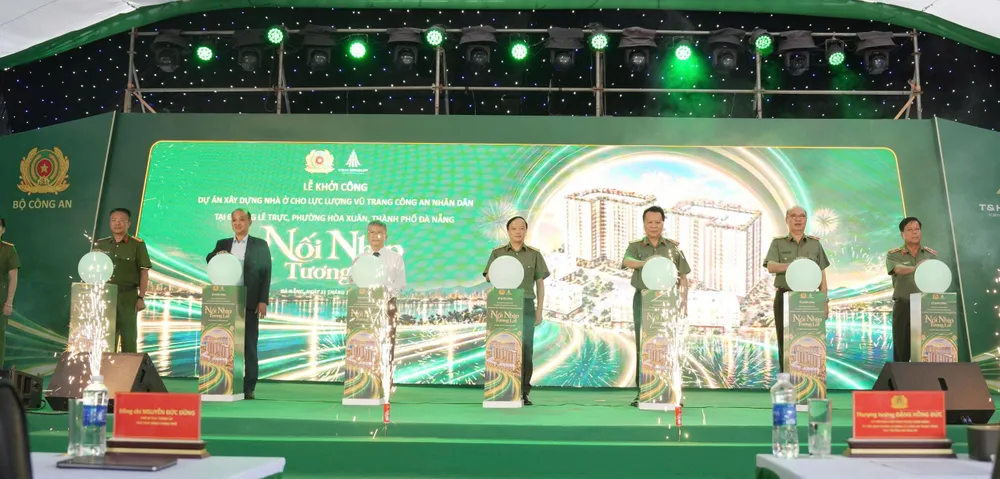 Đại biểu thực hiện nghi thức khởi công dự án nhà ở xã hội. Ảnh: XUÂN QUỲNH