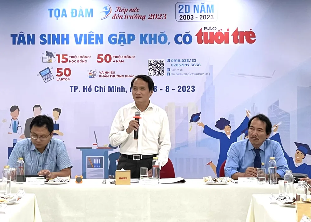 Đại diện ban tổ chức quỹ học bổng "Tiếp sức đến trường" phát biểu tại toạ đàm