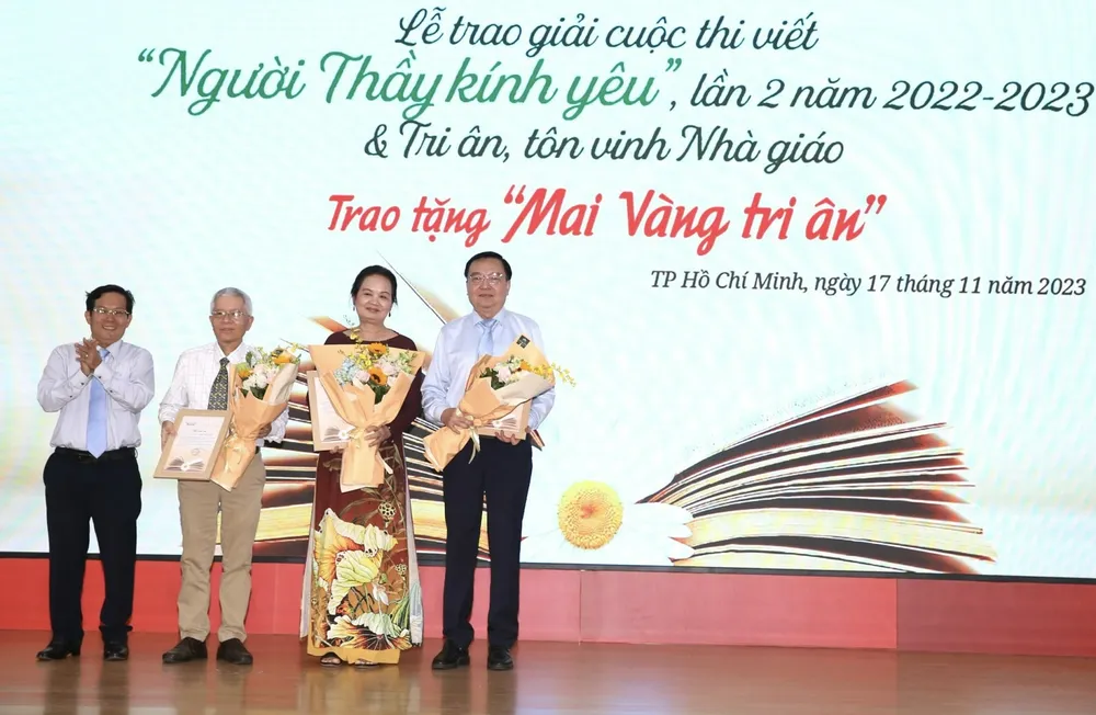 Tổng Biên tập Báo Người Lao Động Tô Đình Tuân tặng hoa tri ân ban giám khảo đồng hành cùng cuộc thi