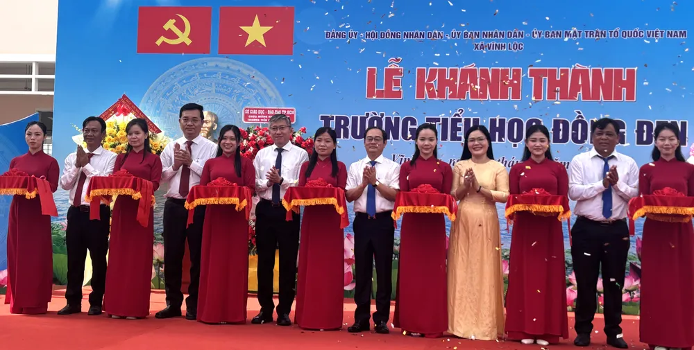 Lãnh đạo xã Vĩnh Lộc cùng đại biểu cắt băng khánh thành Trường Tiểu học Đồng Đen