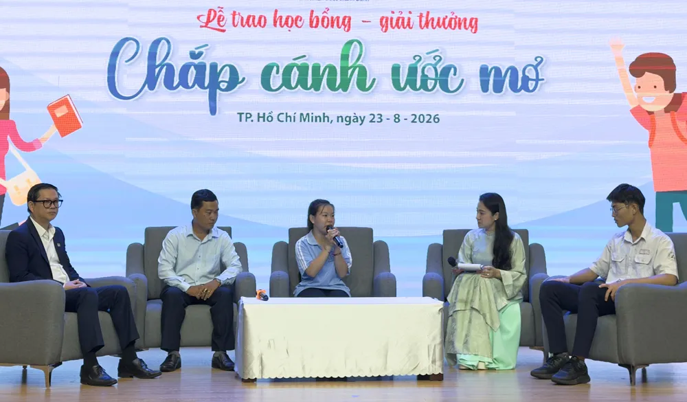 Trao học bổng “Chắp cánh ước mơ” cho 100 học sinh vượt khó