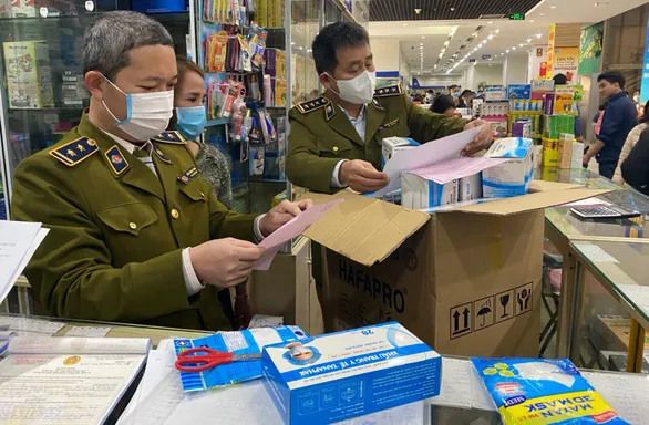 Khẩu trang chất đống, hạ giá liên tục nhưng bán không ai mua, vì sao? ảnh 2