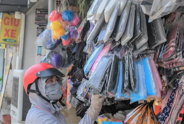 Khẩu trang chất đống, hạ giá liên tục nhưng bán không ai mua, vì sao? ảnh 3