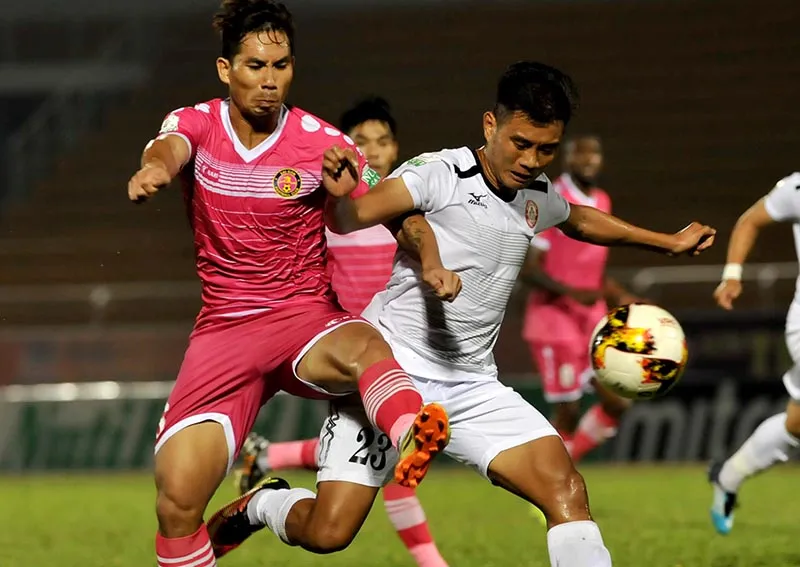 CLB Sài Gòn (trái) nếm mùi thất bại trong trận derby với CLB TPHCM. Ảnh: NGUYỄN NHÂN