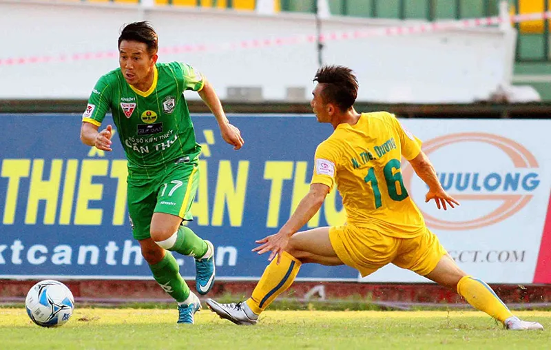 Đội khách Cần Thơ (trái) giành 1 điểm quý giá trên sân Thanh Hoá. Ảnh: THIÊN HOÀNG