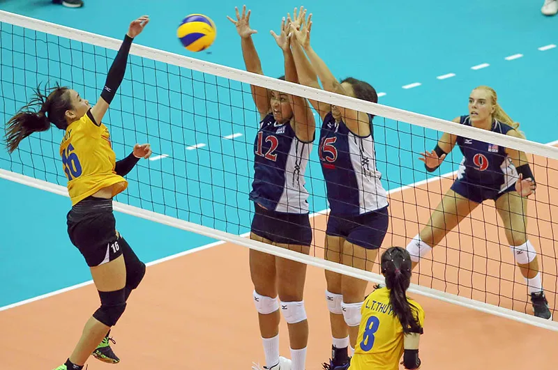 Chủ công Đinh Thị Thuý (16) xử lý bóng trước hàng chắn BIP (Mỹ). Ảnh: DŨNG PHƯƠNG