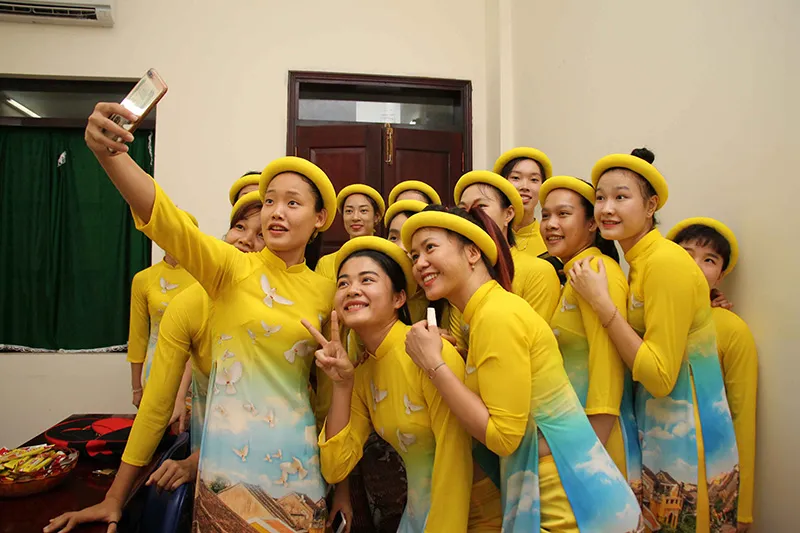 Chân dài bóng chuyền thướt tha với tà áo dài ảnh 3