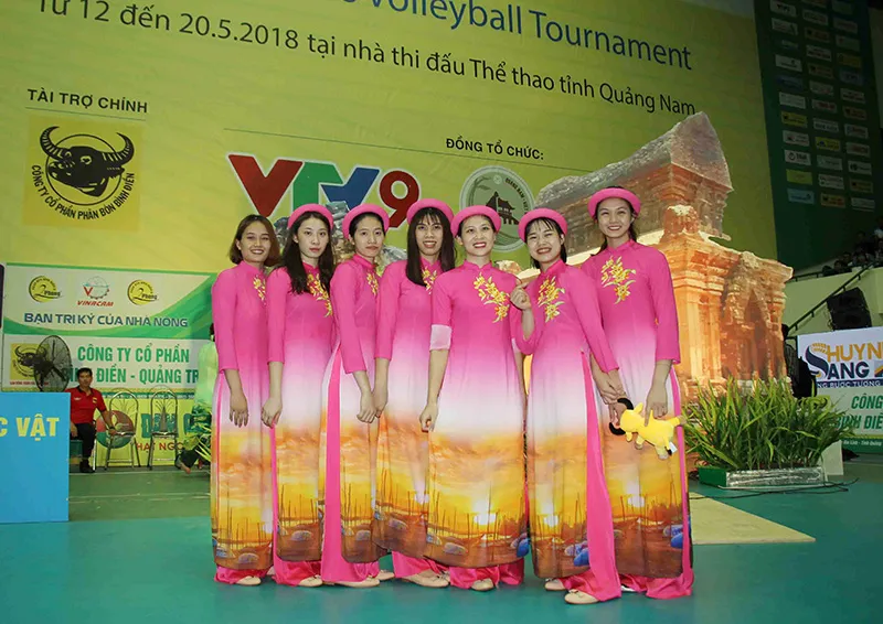 Chân dài bóng chuyền thướt tha với tà áo dài ảnh 6