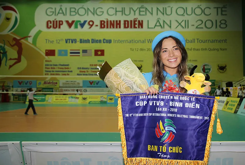 Chân dài bóng chuyền thướt tha với tà áo dài ảnh 5