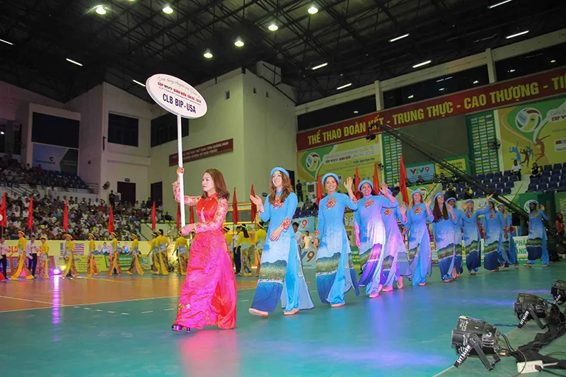 Chân dài bóng chuyền thướt tha với tà áo dài ảnh 4