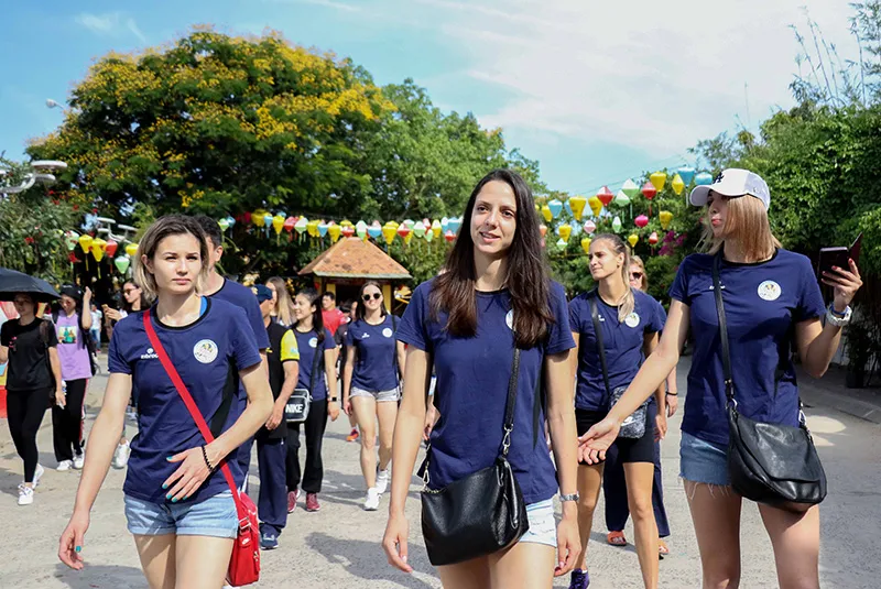 Phóng sự ảnh: Chân dài bóng chuyền khám phá phố cổ Hội An ảnh 6