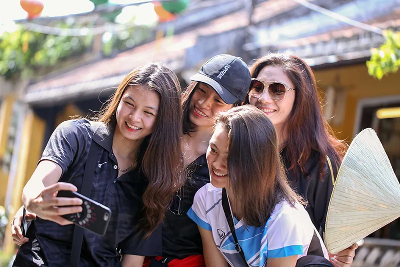 Phóng sự ảnh: Chân dài bóng chuyền khám phá phố cổ Hội An ảnh 7