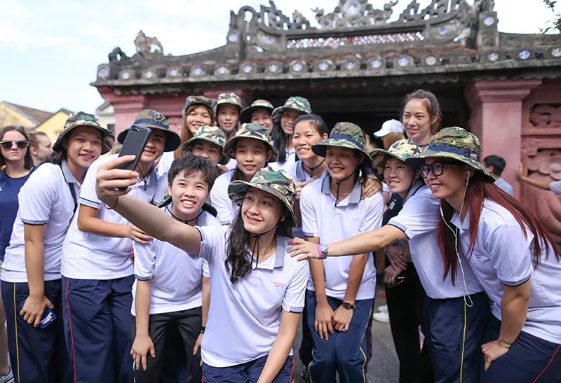 Phóng sự ảnh: Chân dài bóng chuyền khám phá phố cổ Hội An ảnh 5