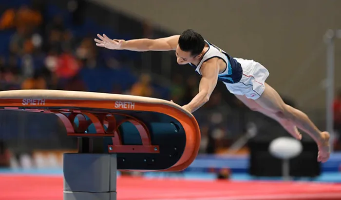 VĐV Lê Thanh Tùng thi đấu nội dung nhảy chống. Ảnh: THIÊN HOÀNG