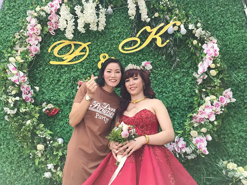 Đội trưởng Ngọc Hoa trong ngày cưới của đồng đội Hồng Đào. Ảnh: DŨNG PHƯƠNG