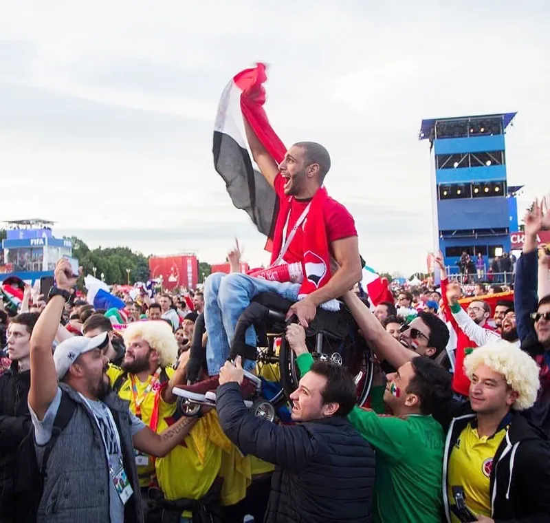 World Cup đã kết nối những con người xa lạ có chung tình yêu bóng đá lại với nhau. Ảnh: CNN