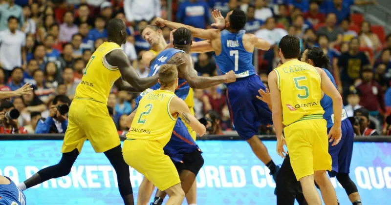 Các cầu thủ bóng rổ của Philippines và Australia ẩu đả trong trận đấu vòng loại World Cup 2019. Ảnh: AFP