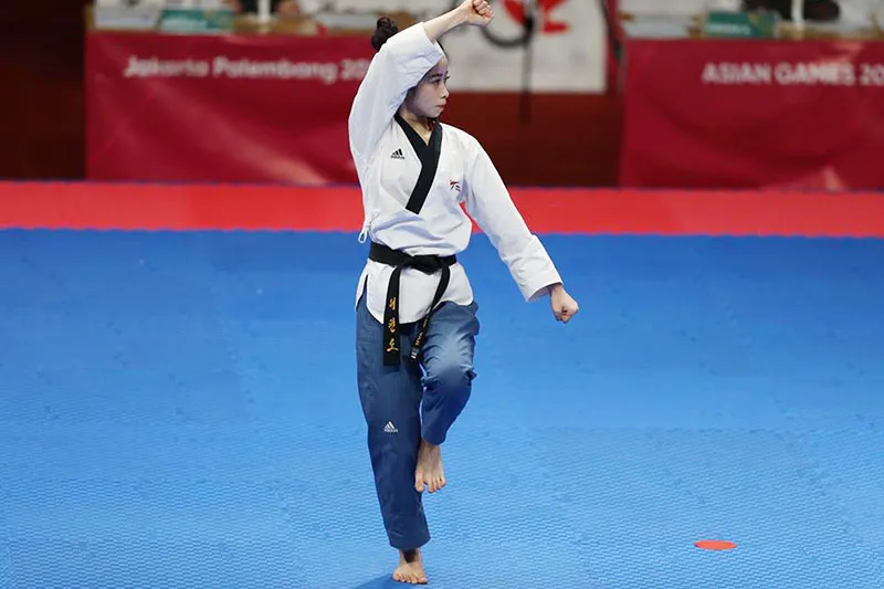 Châu Tuyết Vân thắng trận đầu, chân dài bóng chuyền ra quân ảnh 2