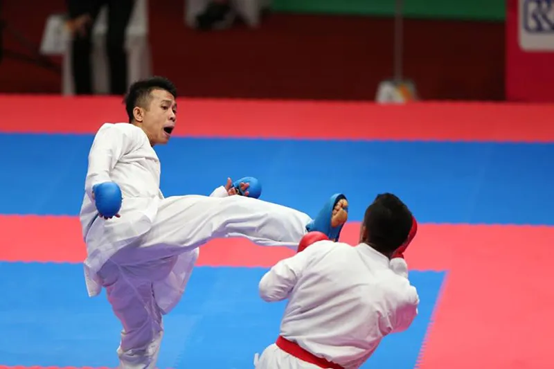 Dù chiếm ưu thế nhưng Thanh Duy (trái) vẫn bị xử thua trước đối thủ người Indonesia. Ảnh: DŨNG PHƯƠNG