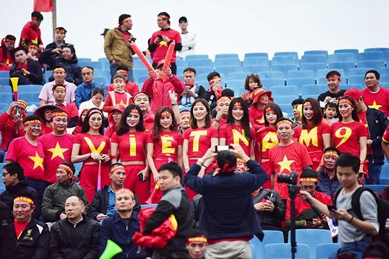 Mỹ Đình tràn ngập sắc đỏ - vàng trước trận chung kết AFF Cup ảnh 2