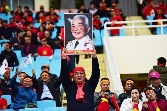 Mỹ Đình tràn ngập sắc đỏ - vàng trước trận chung kết AFF Cup ảnh 3