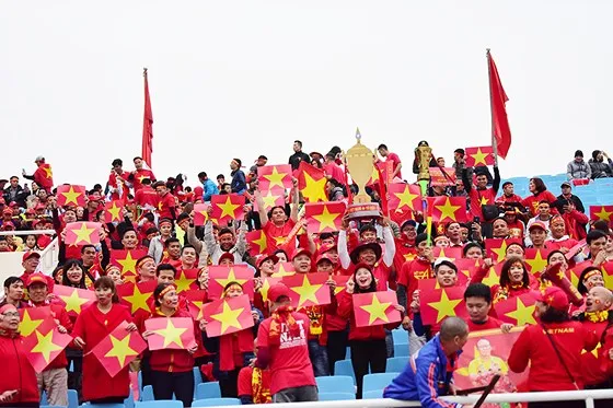 Mỹ Đình tràn ngập sắc đỏ - vàng trước trận chung kết AFF Cup ảnh 1