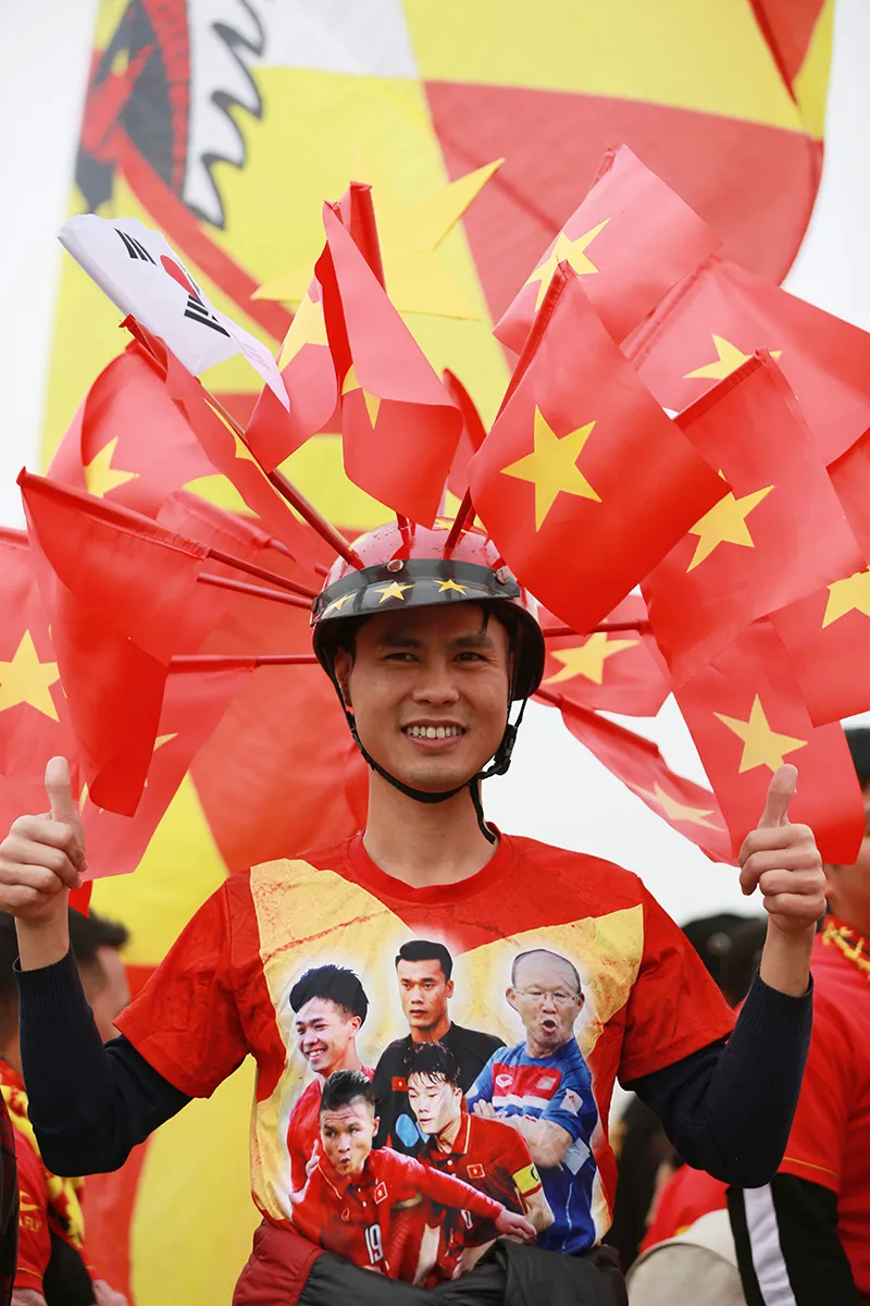 Mỹ Đình tràn ngập sắc đỏ - vàng trước trận chung kết AFF Cup ảnh 8