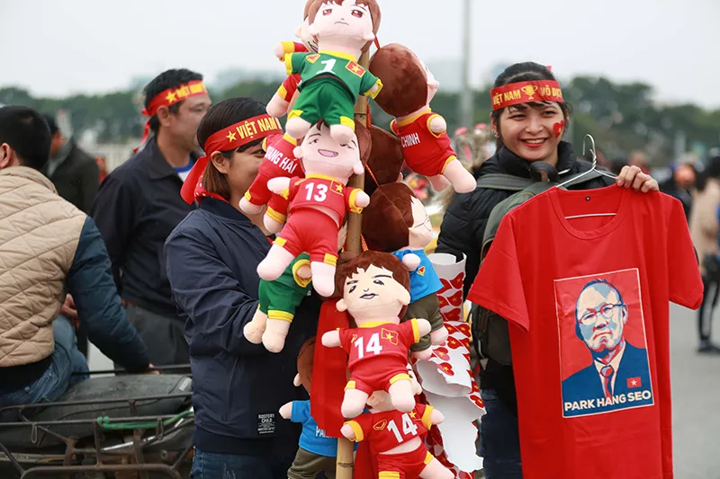 Mỹ Đình tràn ngập sắc đỏ - vàng trước trận chung kết AFF Cup ảnh 12