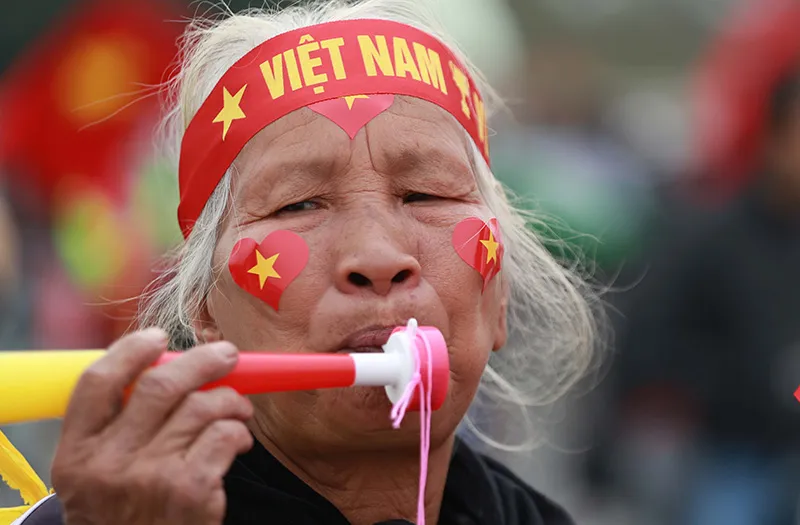 Mỹ Đình tràn ngập sắc đỏ - vàng trước trận chung kết AFF Cup ảnh 11