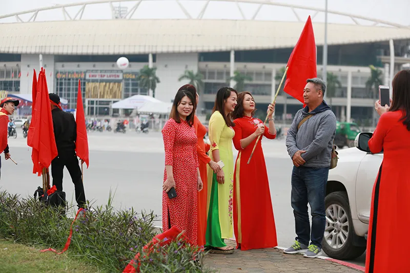Mỹ Đình tràn ngập sắc đỏ - vàng trước trận chung kết AFF Cup ảnh 10