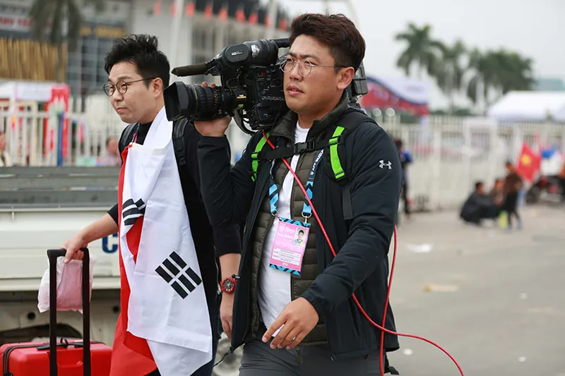 Mỹ Đình tràn ngập sắc đỏ - vàng trước trận chung kết AFF Cup ảnh 13