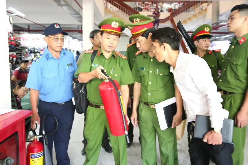 Lực lượng Cảnh sát PCCC kiểm tra an toàn PCCC  tại chợ Bình Tây (quận 6, TPHCM)