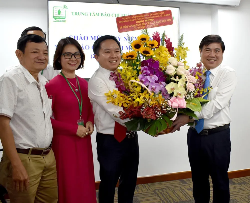 Lãnh đạo TPHCM thăm, chúc mừng các cơ quan báo chí ảnh 1