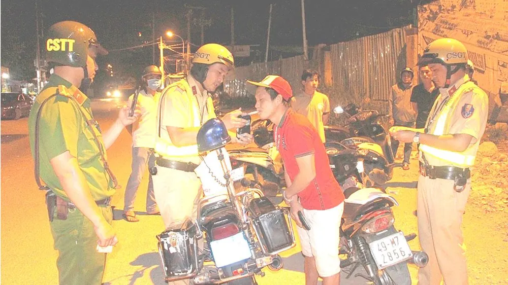 Đã uống rượu bia, không lái xe: Tăng cường kiểm soát, nâng cao ý thức ảnh 1