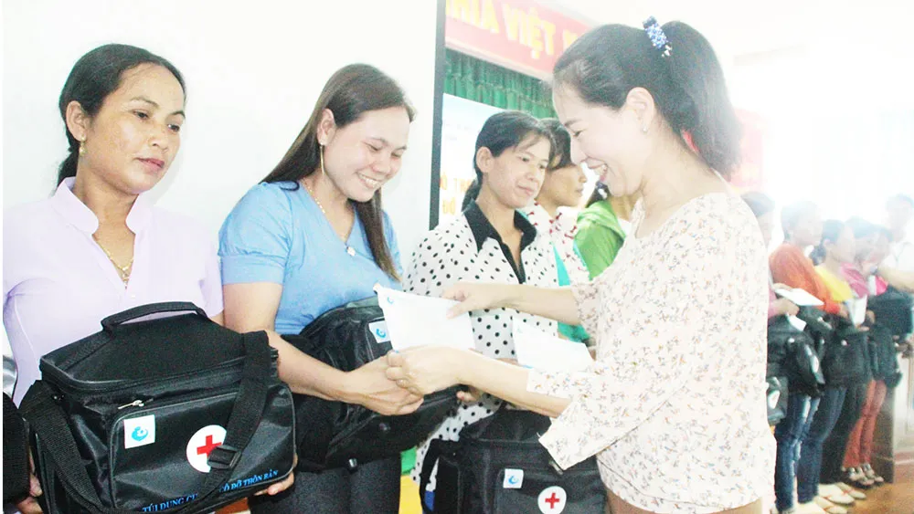 Cô đỡ ở bản xa ảnh 1