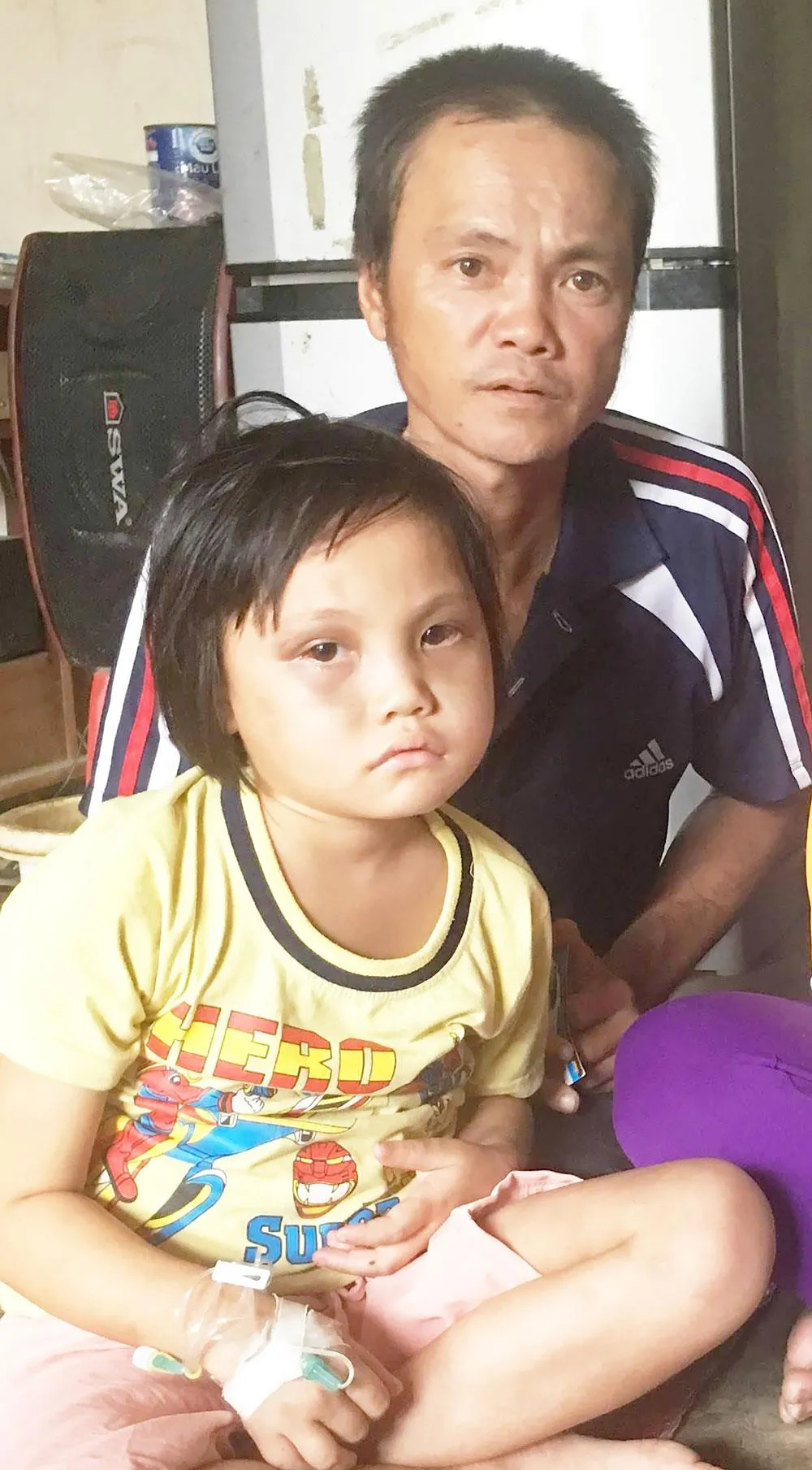 Vợ chồng nghèo mong có tiền chữa bệnh cho con ảnh 1