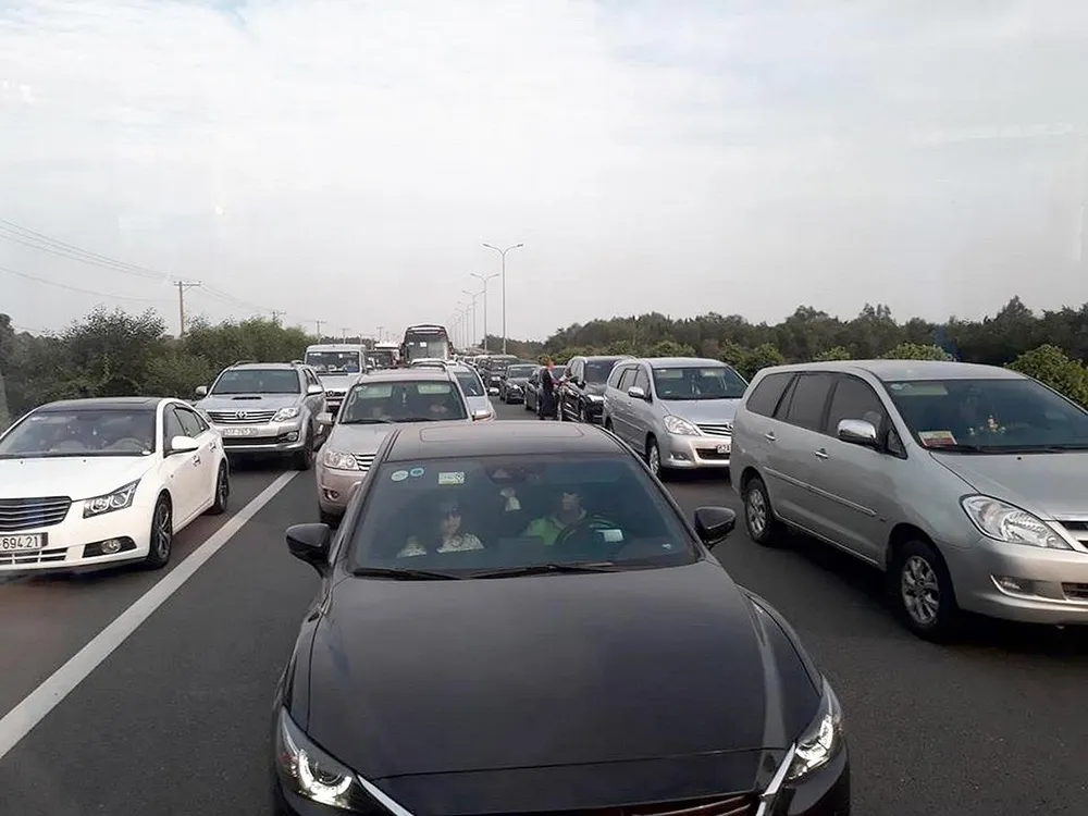 Trên đường cao tốc TPHCM - Long Thành - Dầu Giây, nhiều xe chạy vào làn đường dừng xe khẩn cấp (bên trong vạch kẻ liền màu trắng), vi phạm luật giao thông. Ảnh: MINH THANH