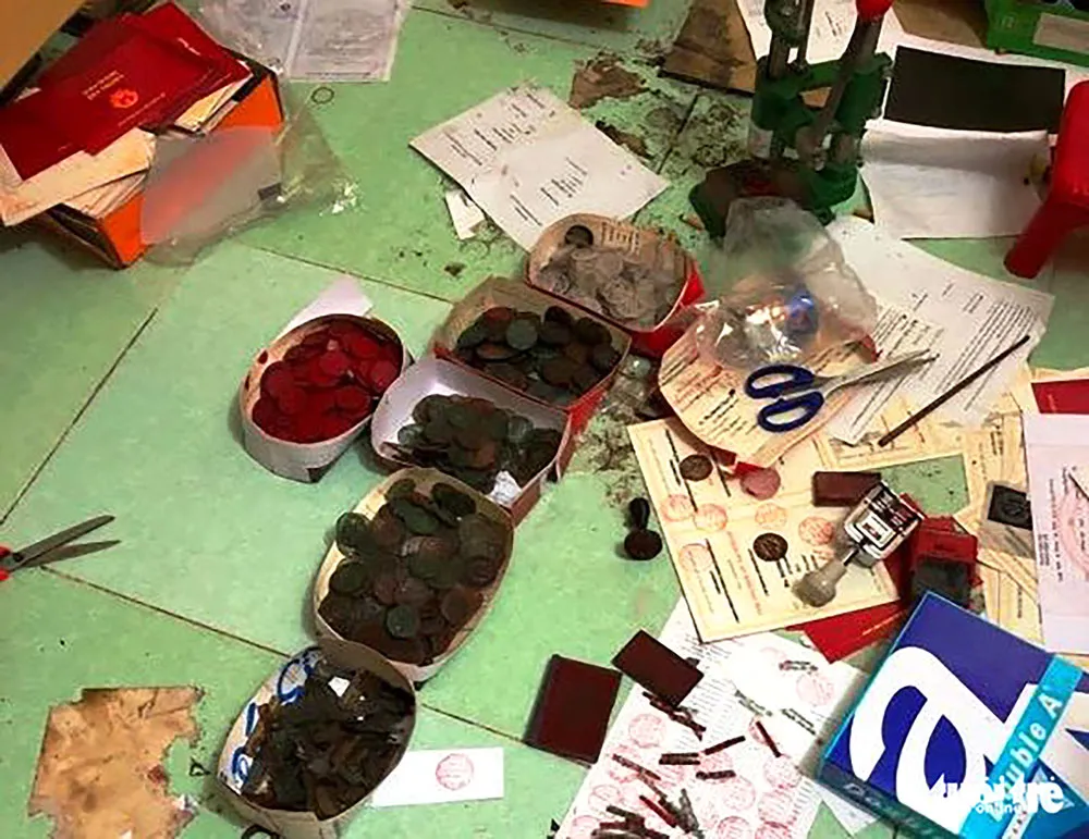 Tang vật Công an TPHCM thu được trong một vụ án  làm giả con dấu, tài liệu của cơ quan, tổ chức.  Ảnh: Công an cung cấp