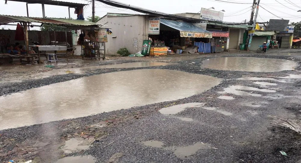 Người dân Bình Chánh gặp khó khăn vì đường xuống cấp trầm trọng ảnh 2