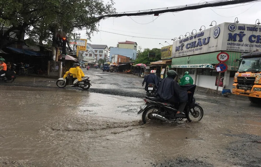 Người dân Bình Chánh gặp khó khăn vì đường xuống cấp trầm trọng ảnh 3