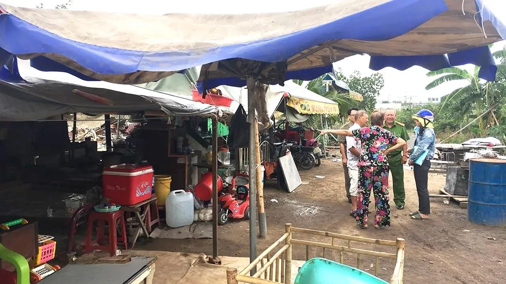 Vận động người dân tháo dỡ công trình xây dựng không phép  tại phường Bình Hưng Hòa, quận Bình Tân