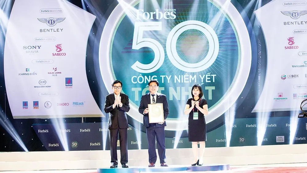 Ông Nguyễn Hữu Hiền, Trợ lý Chủ tịch HĐQT kiêm Giám đốc đối ngoại  Công ty CP Tập đoàn Xây dựng Hòa Bình nhận giải thưởng