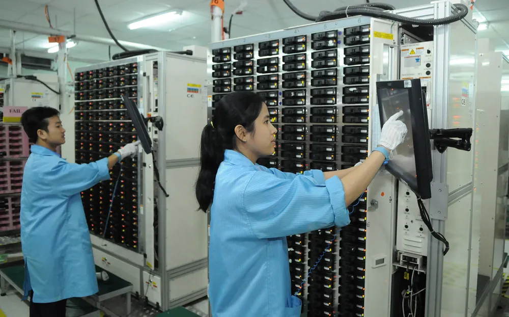 Sản xuất linh kiện điện thoại di động tại doanh nghiệp Hoa Kỳ ở TPHCM. Ảnh: CAO THĂNG