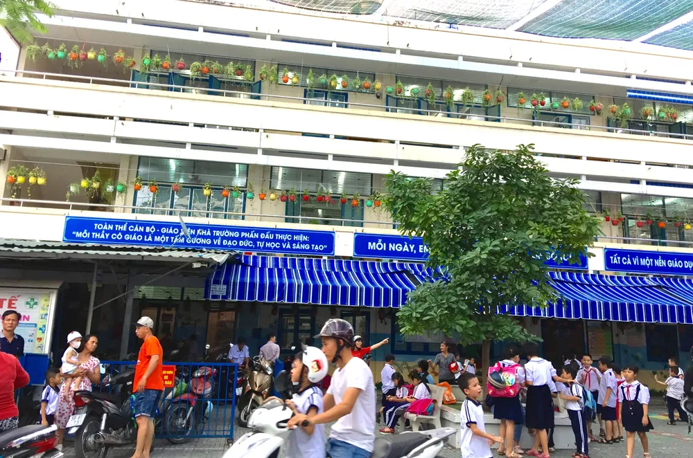 Nhiều chậu cây cảnh treo trên cao giúp làm không gian xanh mát, tuy nhiên tiềm ẩn hiểm họa,  mất an toàn cho học sinh. Ảnh: BÙI ANH TUẤN