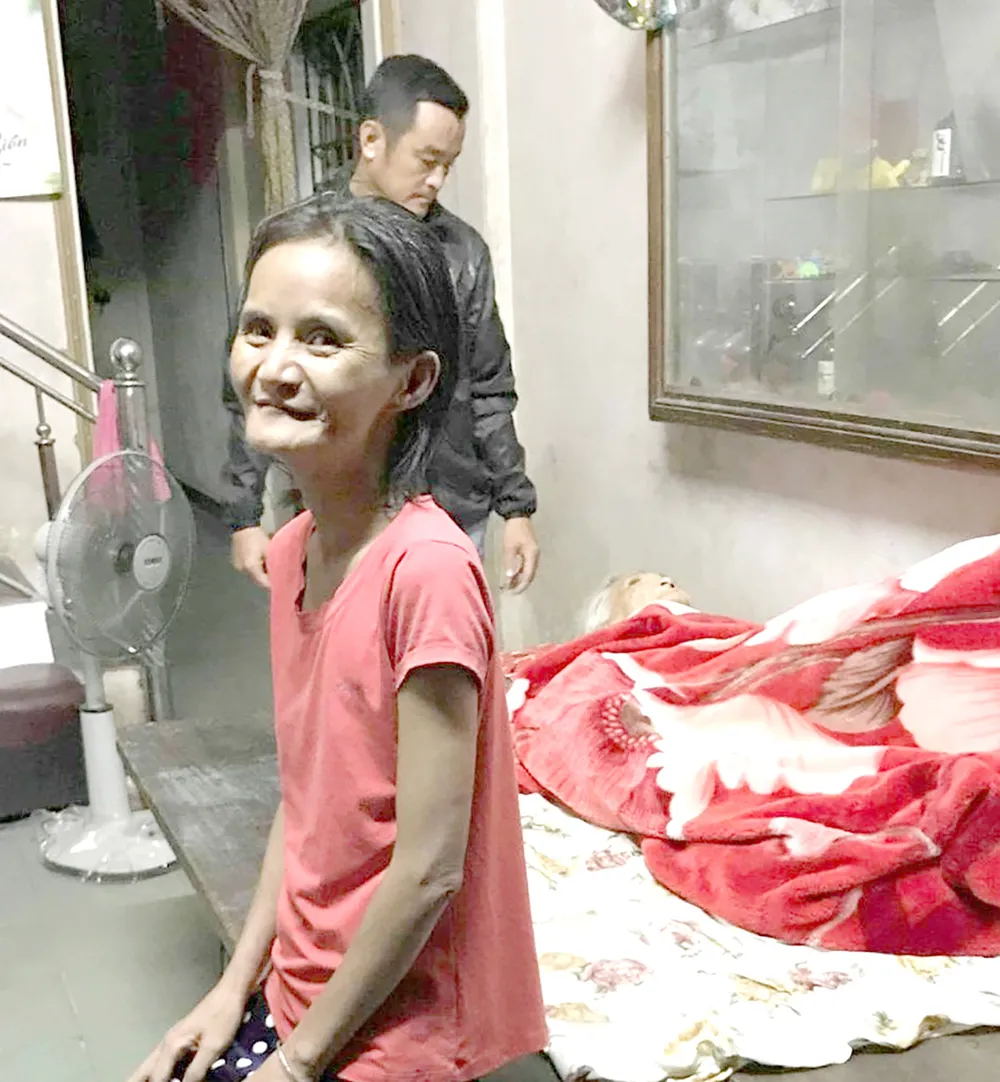 Mẹ bệnh liệt giường, con gái tâm thần ảnh 1