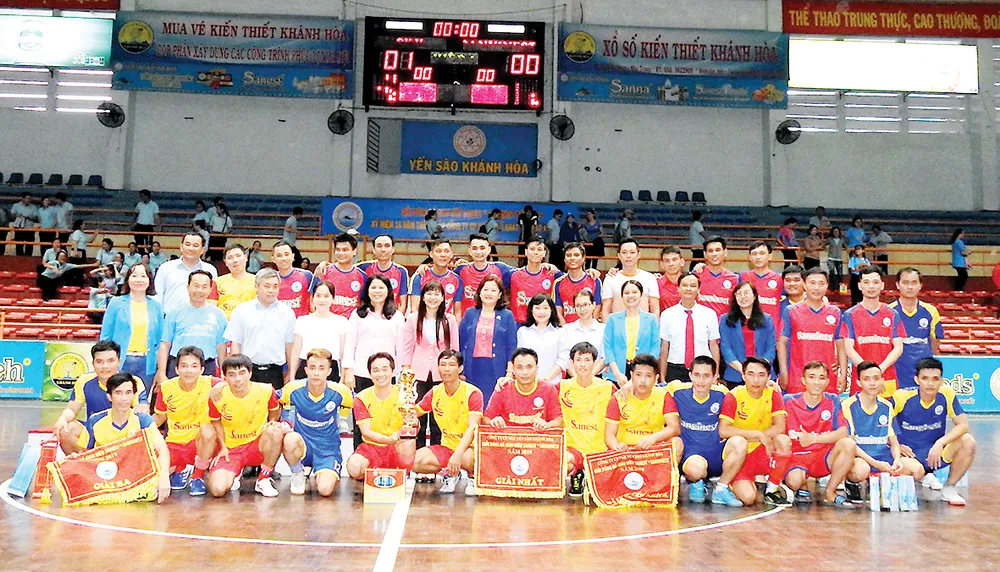 Ban lãnh đạo Công ty chụp hình lưu niệm  với 4 đội bóng tham dự giải