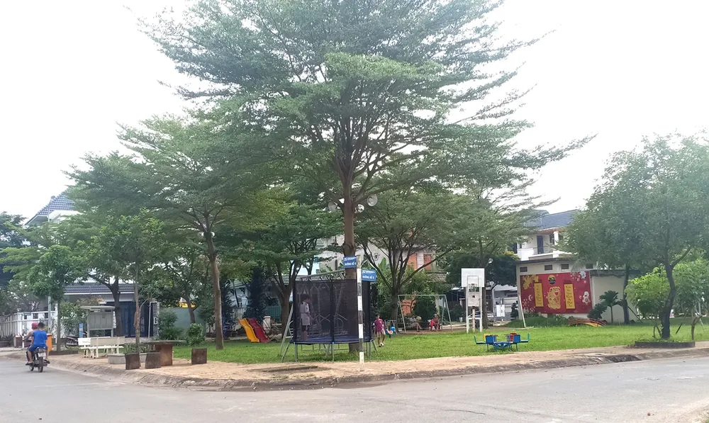 Từ bãi cỏ lau, người dân khu dân cư Khang An (quận 9) đã dọn dẹp  và lắp thiết bị vui chơi cho trẻ em, biến nơi đây thành hoa viên. ẢNH: PHƯƠNG UYÊN