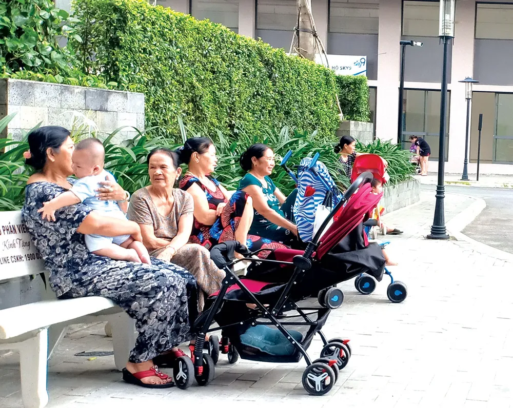 Sự can thiệp vào cách nuôi dạy trẻ của thế hệ trước cũng là  nguyên nhân khiến phụ nữ sau sinh thời nay chịu nhiều áp lực