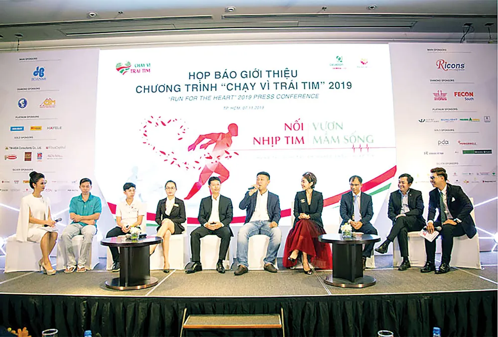 Ông Trương Quang Nhật - Phó Tổng Giám đốc Hòa Bình (thứ 2 bên phải) tham gia họp báo công bố chương trình
